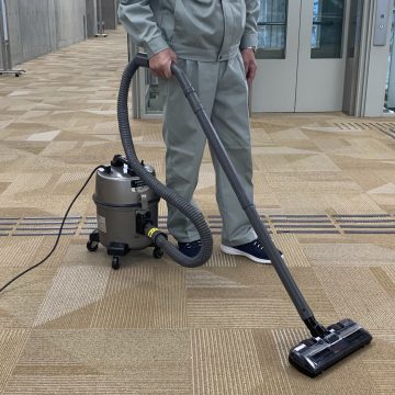 カーペットフロアでノズルが吸い付かずに業務用掃除機を使用するには