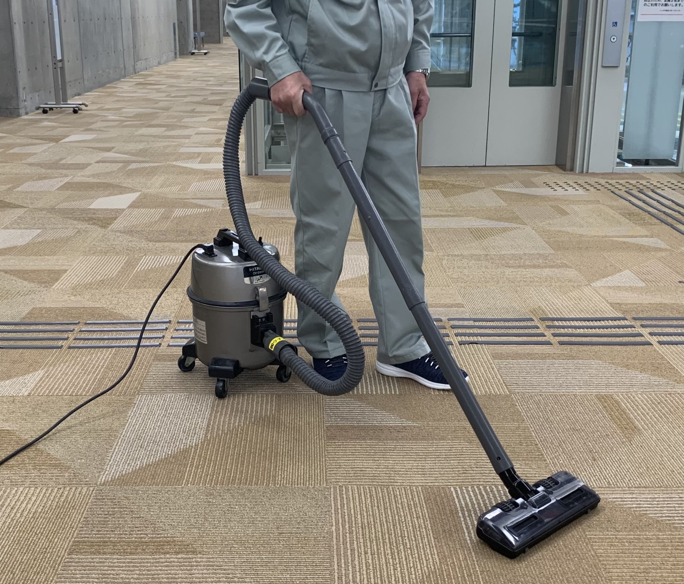 カーペットフロアでノズルが吸い付かずに業務用掃除機を使用するには